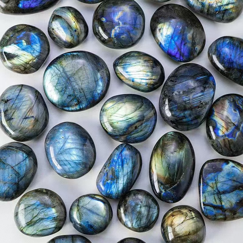 The Fascinating World of Labradorite: A Gemstone of Mystical Beauty