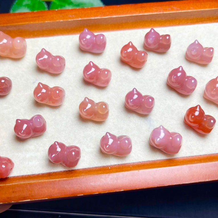 Natural Yanyuan Agate Crouching Cat Jewelry Charms Mini Carvings Confetti