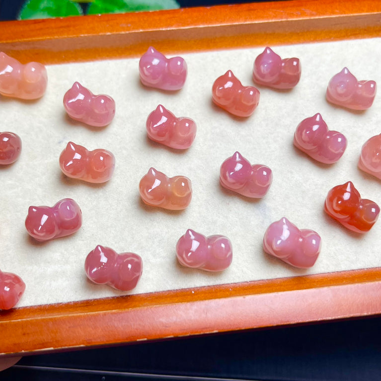 Natural Yanyuan Agate Crouching Cat Jewelry Charms Mini Carvings Confetti