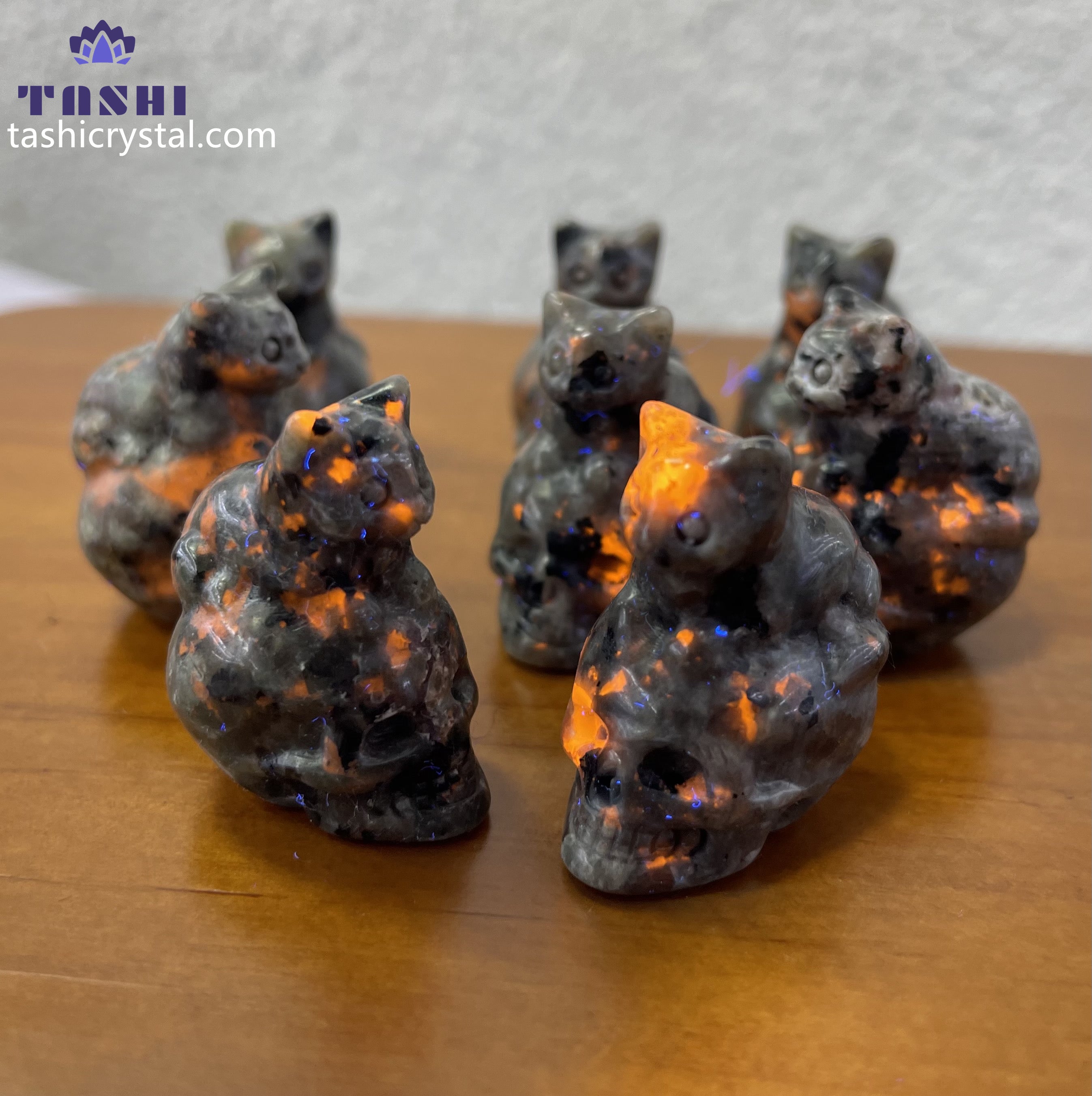 3CM Cat on Skull Mini Carving Gift Decor Wholesale