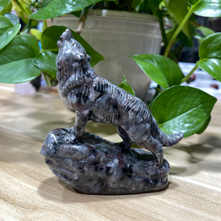 9CM Natural Stone Howling Wolf Carvings