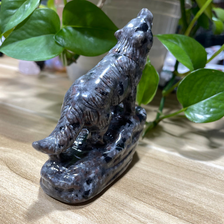 9CM Natural Stone Howling Wolf Carvings