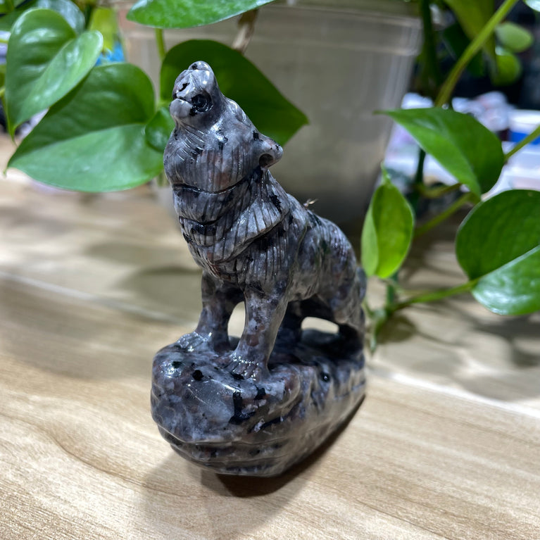 9CM Natural Stone Howling Wolf Carvings