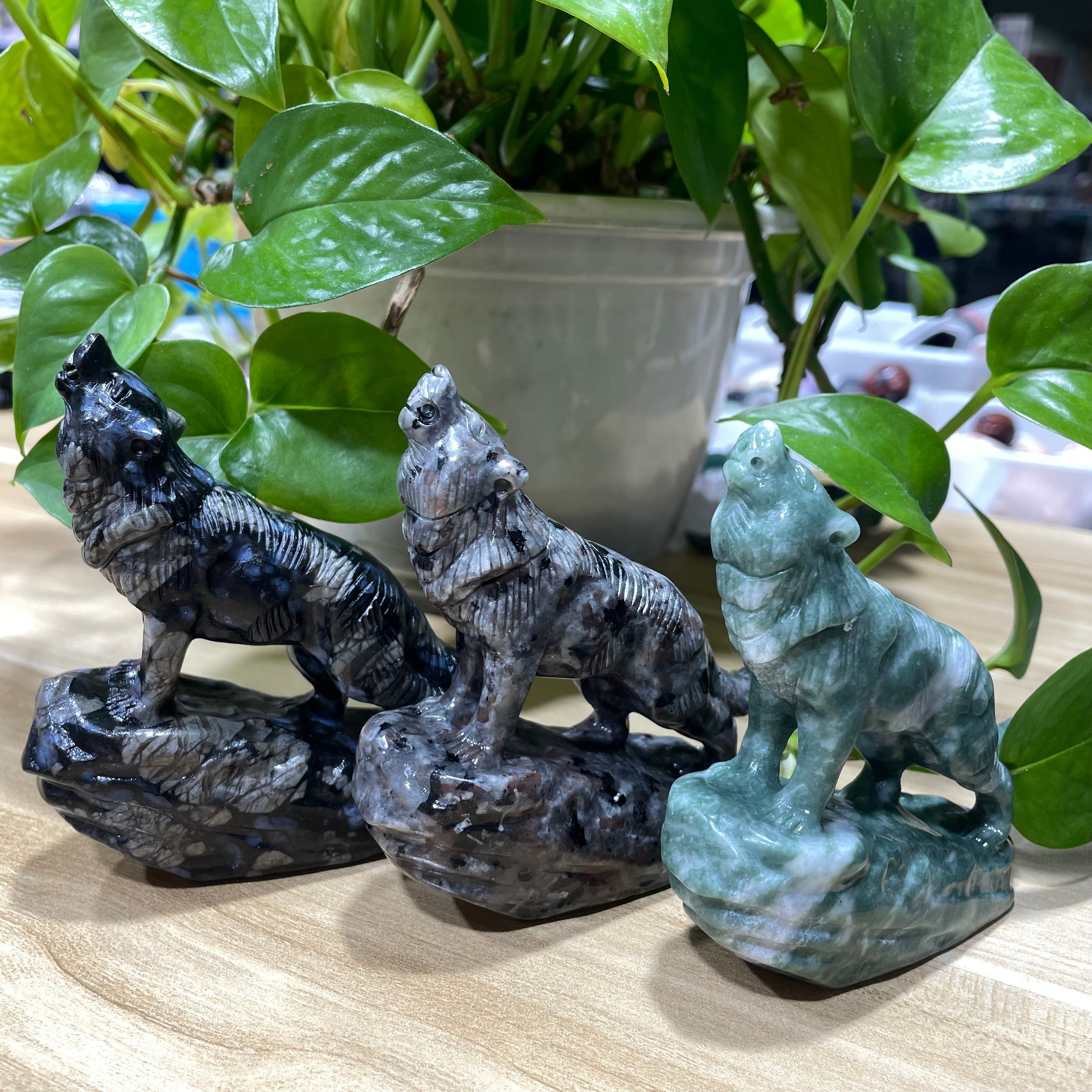 9CM Natural Stone Howling Wolf Carvings