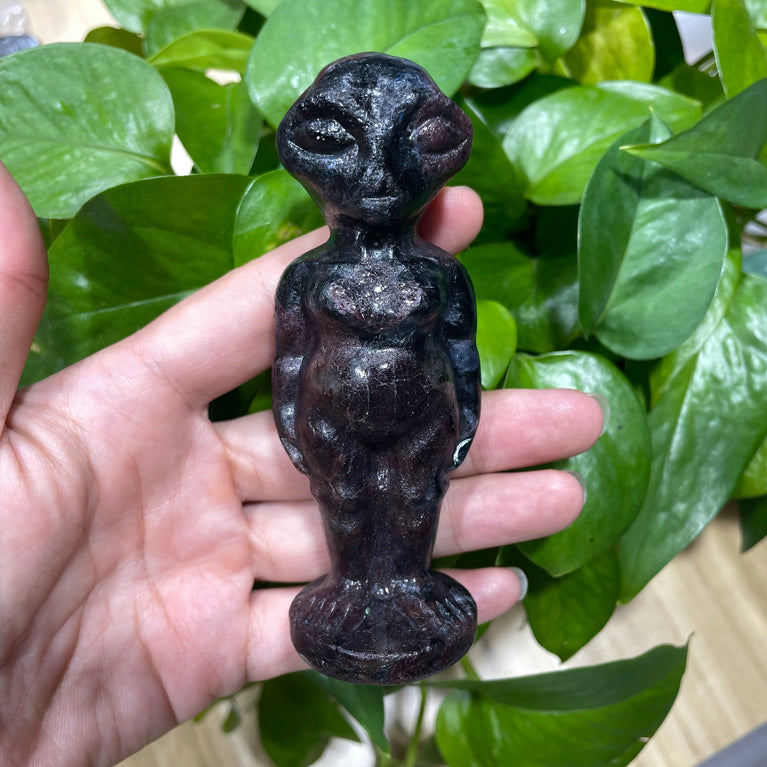 10CM Garnet Alien Full Body Carvings